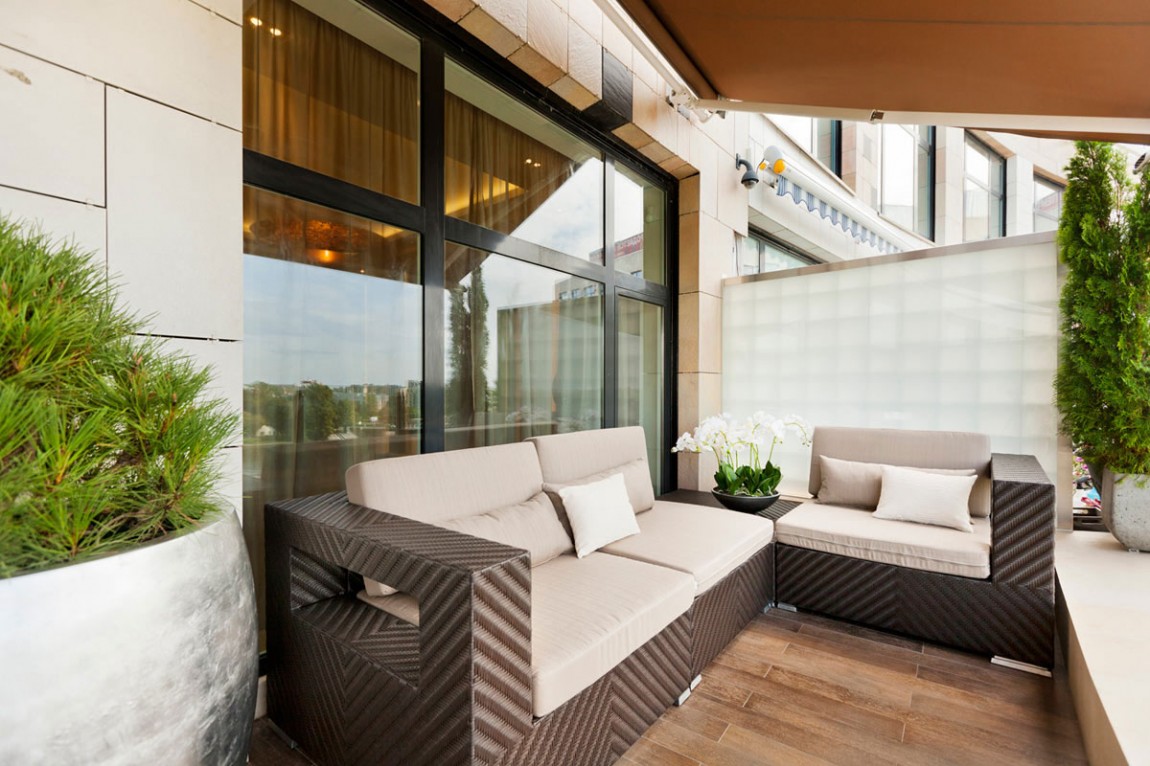 Modern apartment terrace: modern and spacious apartment by ...