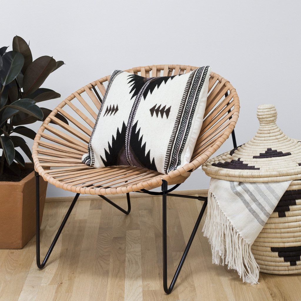 Необычный дизайн стульев: модель натурального цвета с подушкой