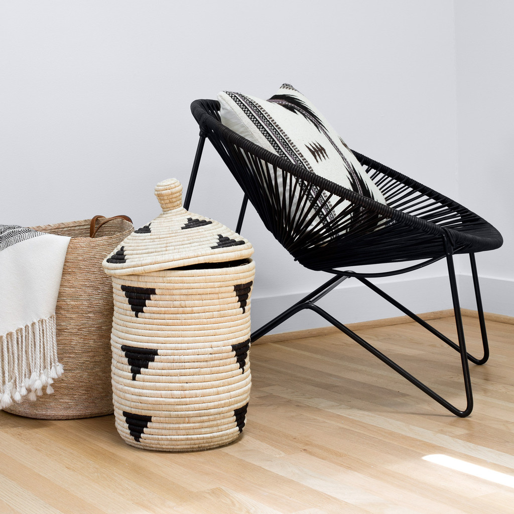 Необычный дизайн стульев: модель чёрного цвета