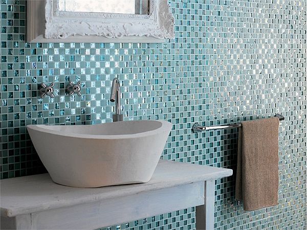 Голубая мозайка стен в ванной