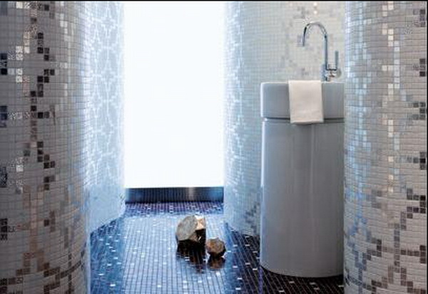 Оформление стен ванной арнаментом в синем и коричневом цвете
