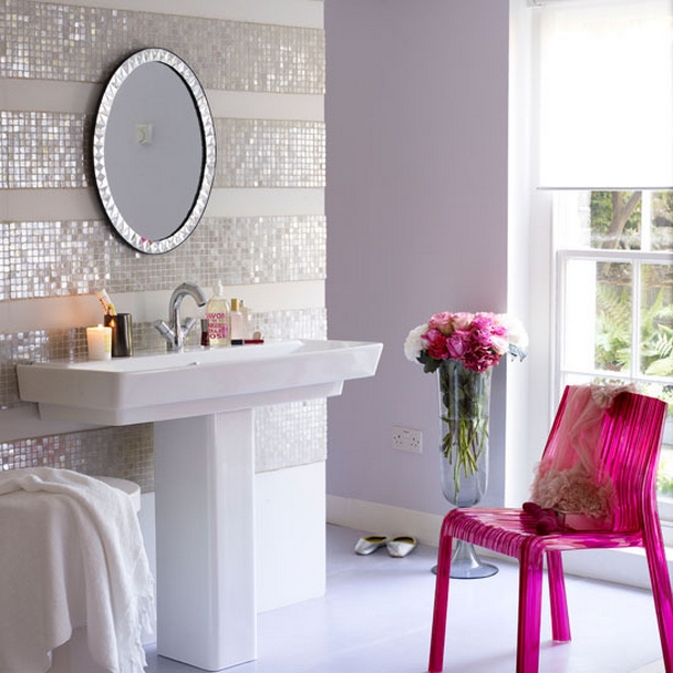 Широкие горизонтальные полосы белой мозайки на стенах в ванной комнате