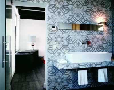 Геометрический орнамент на голубом фоне ванной комнаты