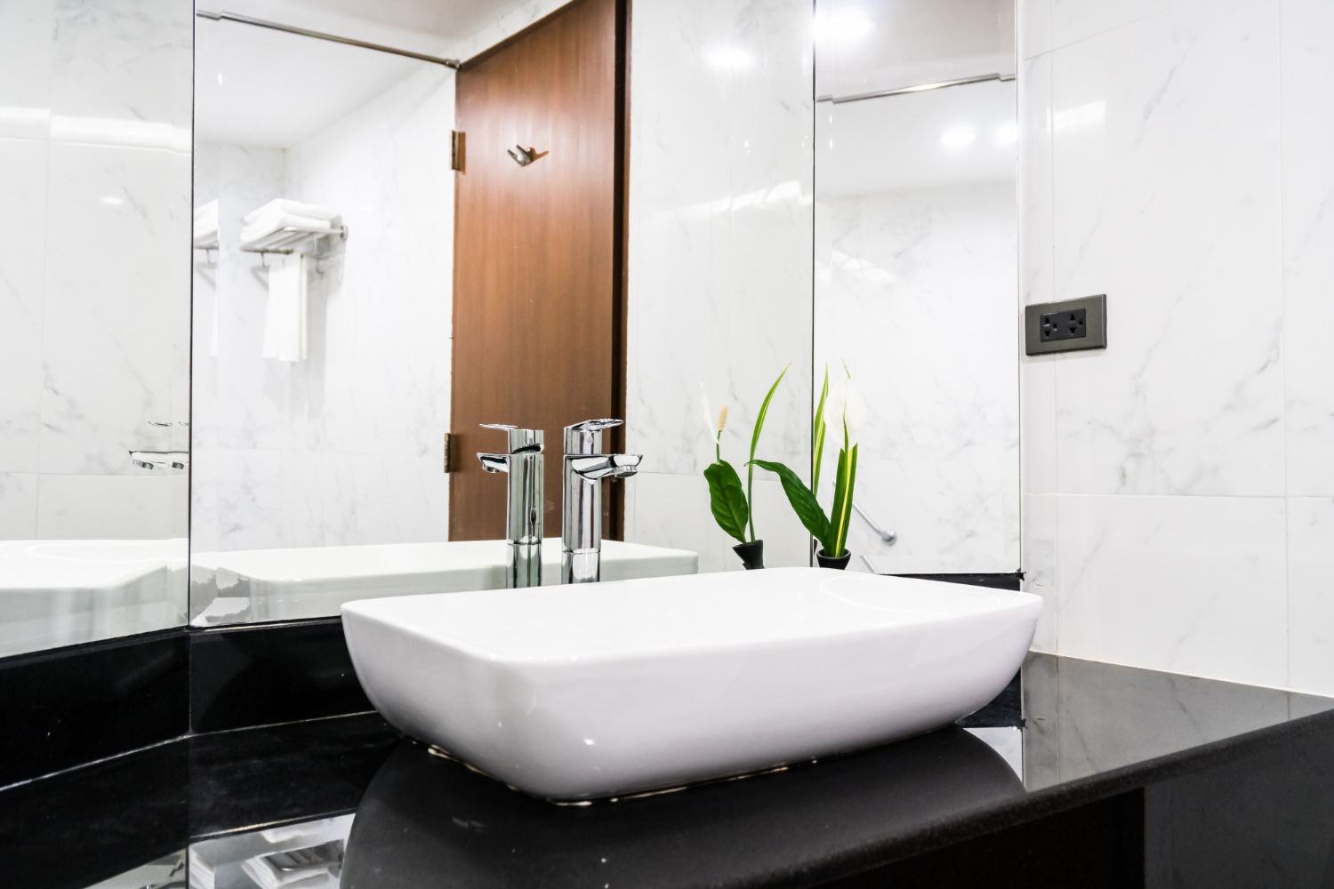 Mirrored ceiling in the bathroom