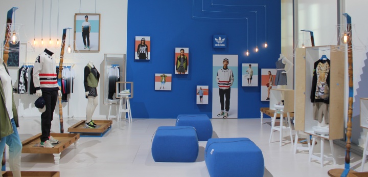 Бело-синий интерьер магазина Adidas на выставке Bread & Butter в Берлине