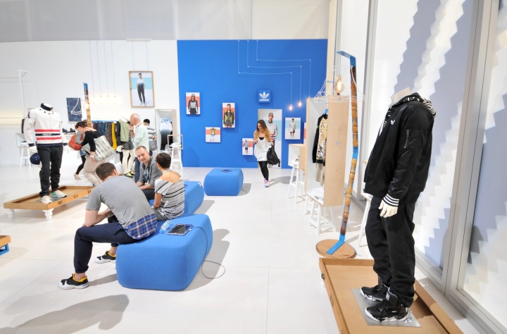 Посетители на пуфиках магазина Adidas на выставке Bread & Butter в Берлине