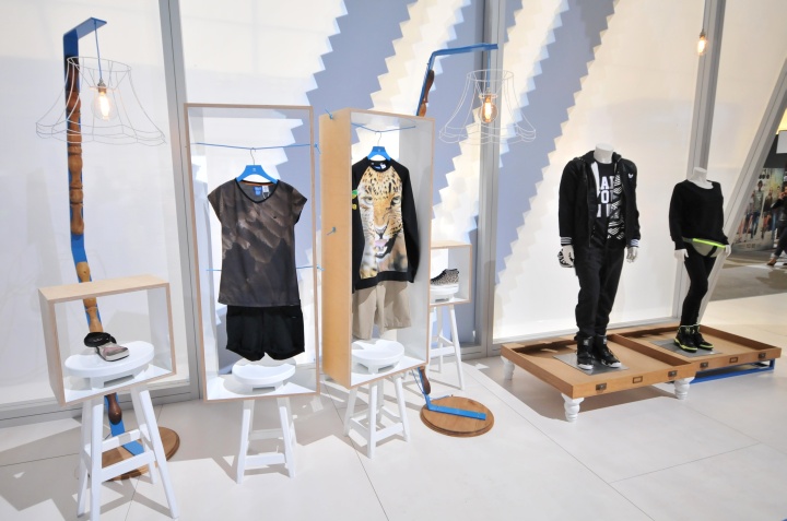 Одежда на вешалках магазина Adidas на выставке Bread & Butter в Берлине