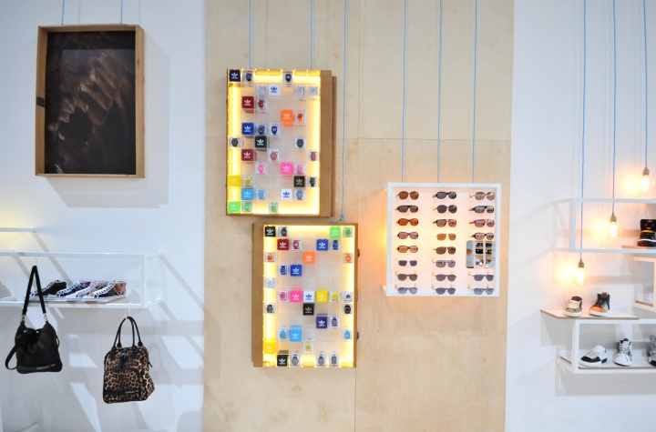 Панель с солнцезащитными очками магазина Adidas на выставке Bread & Butter в Берлине