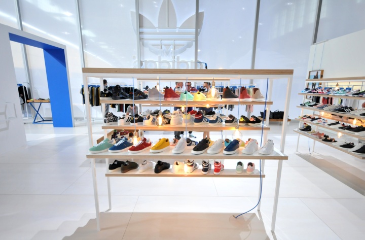 Стеллаж с обувью магазина Adidas на выставке Bread & Butter в Берлине