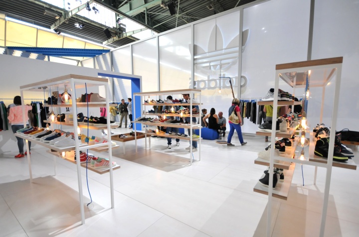 Стеллажи с товарами магазина Adidas на выставке Bread & Butter в Берлине