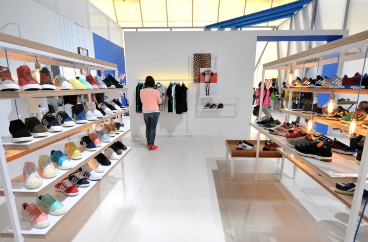 Стеллажи с обувью магазина Adidas на выставке Bread & Butter в Берлине