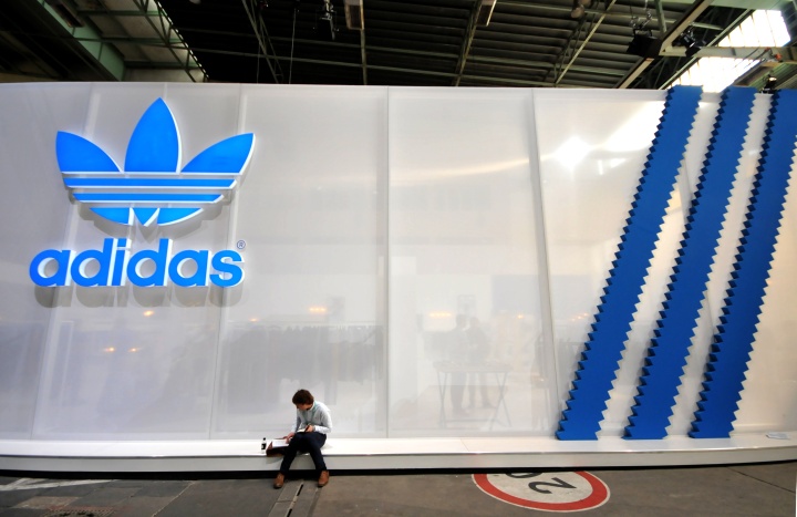 Большая эмблема на фасаде магазина Adidas на выставке Bread & Butter в Берлине