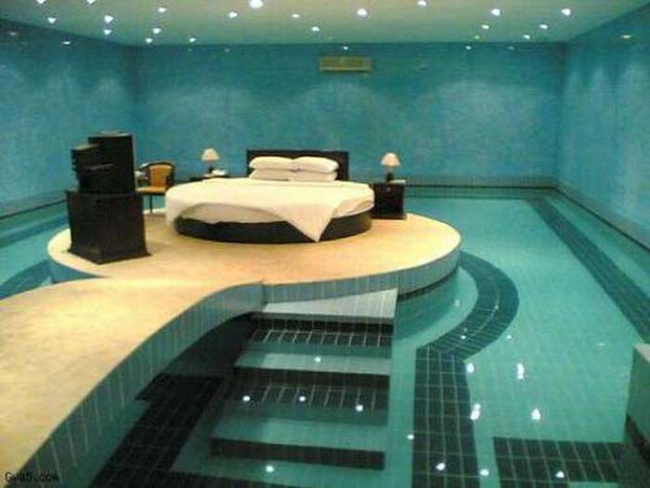 Кровать у бассейна