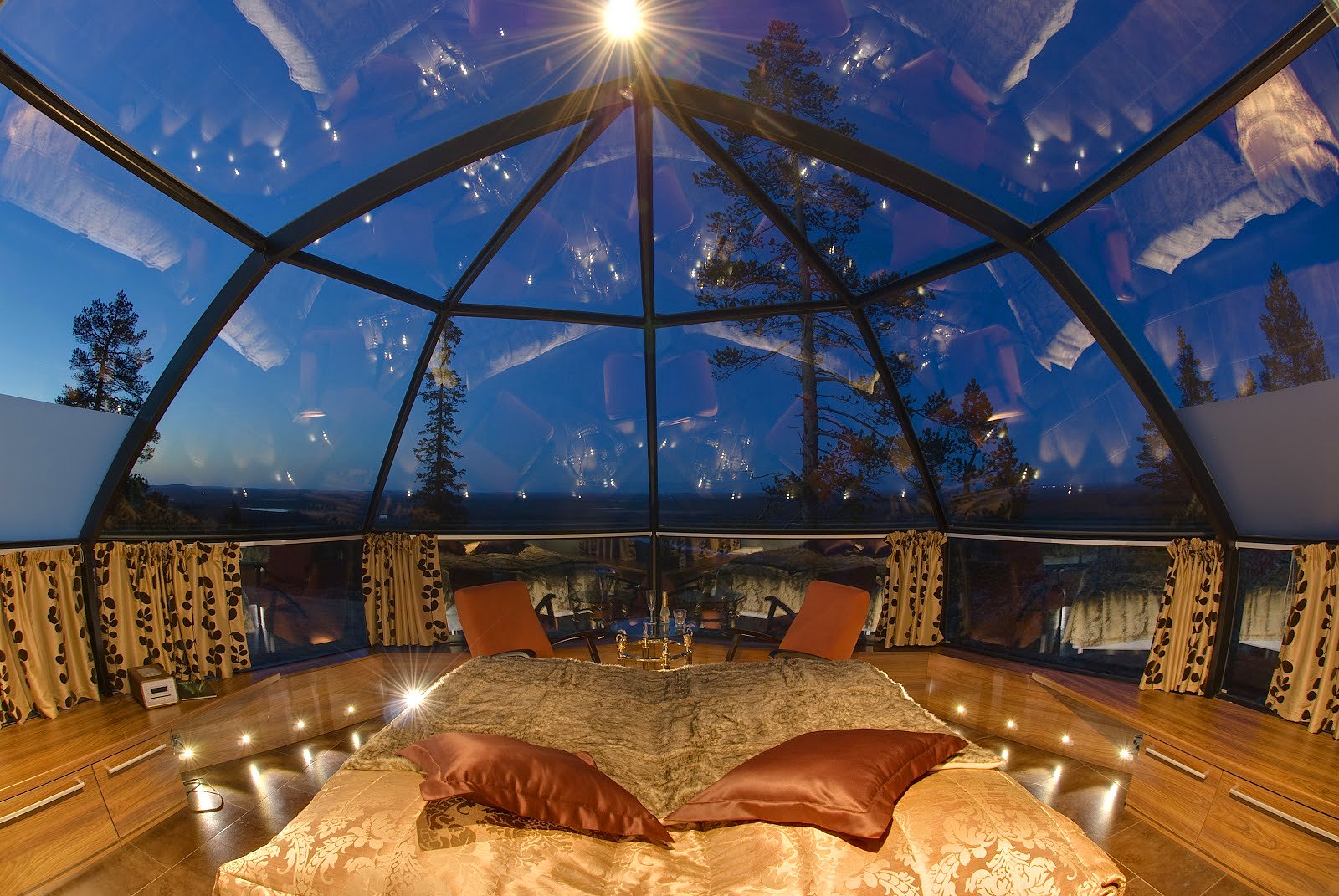 Кровать под стеклянным куполом