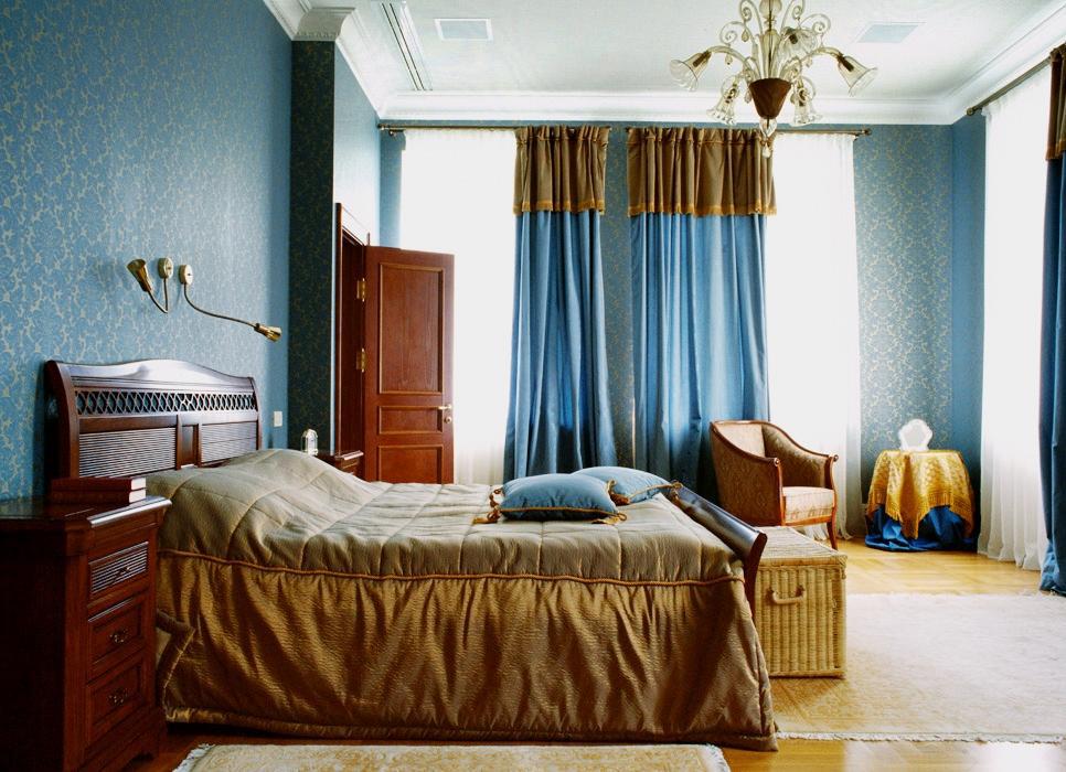Синяя стена в спальне