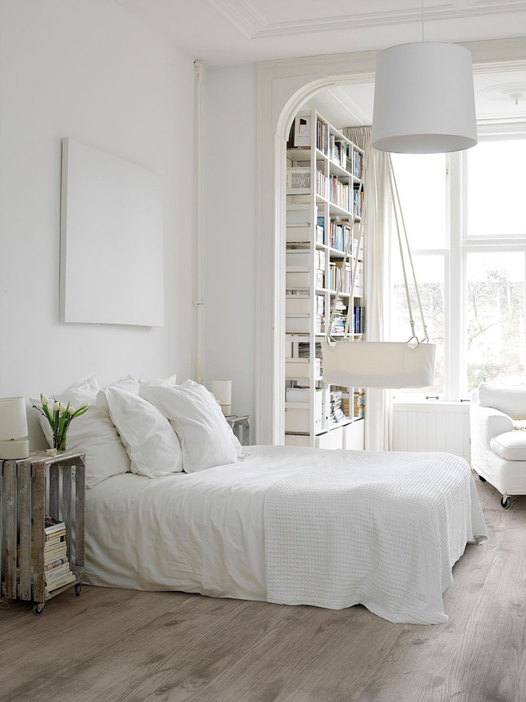 Белая двуспальная кровать в спальне