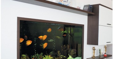 Красивый встроенный аквариум