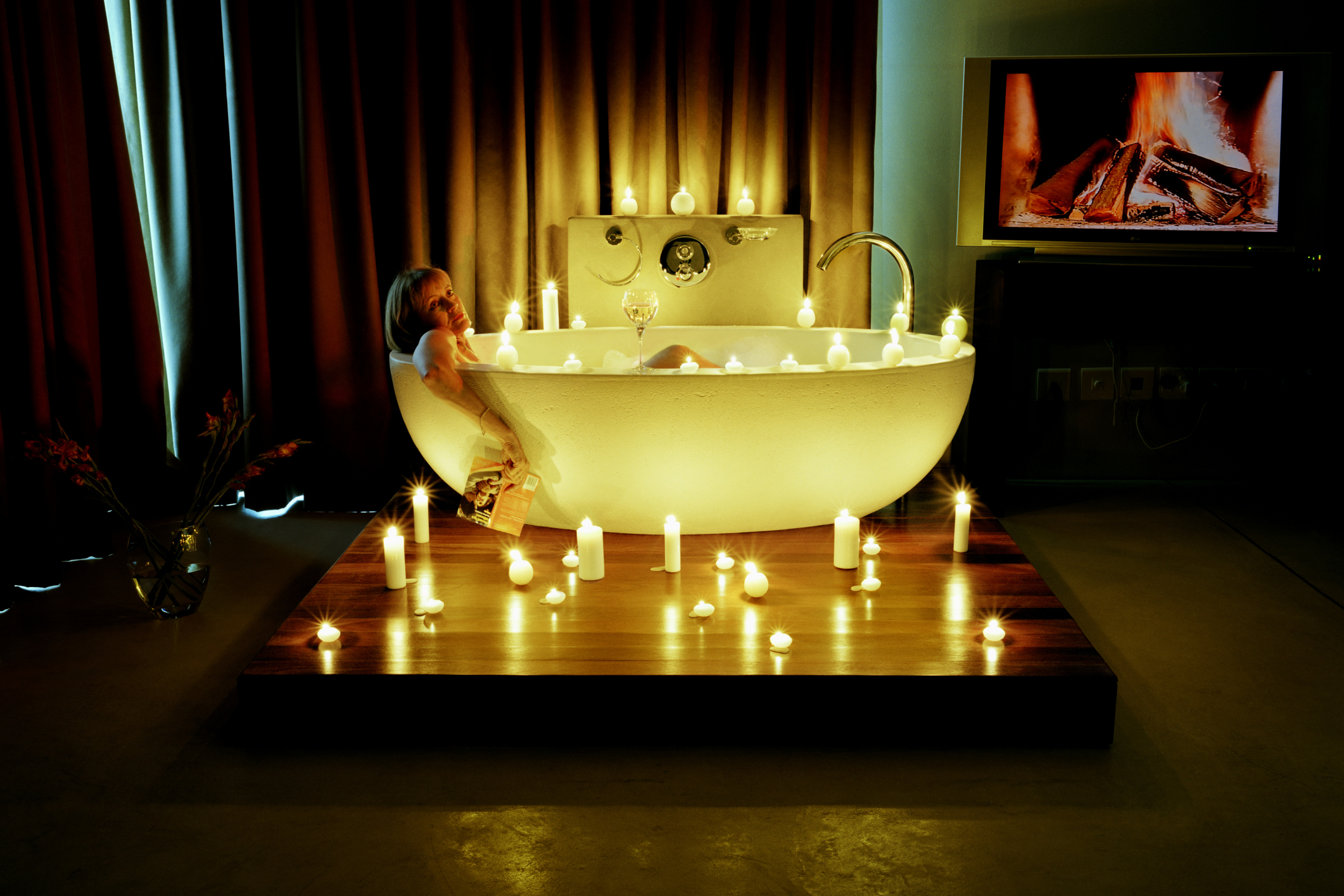 Вивальди при свечах. Романтическая ванна. Ванна со свечами. Романтика в ванной со свечами. Свечи в ванной.