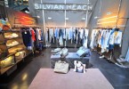 Интерьер с барельефами мебели в магазине женской одежды от компании Silvian Heach