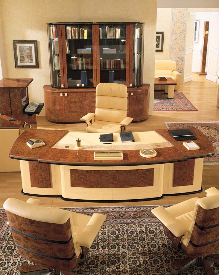 Деревянная мебель в офисе