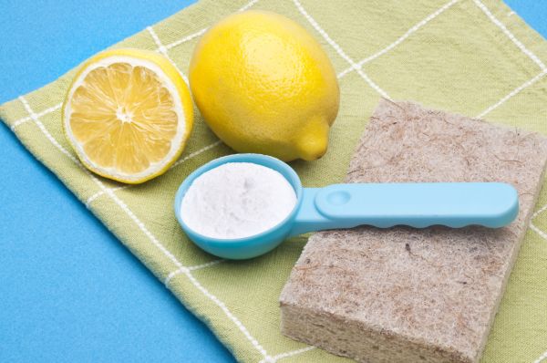 Подготовка соды и лимона для очистки
