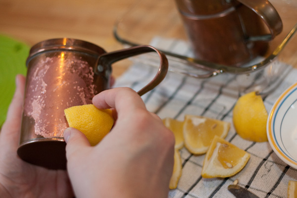 Натирание лимоном поверхности сервиза