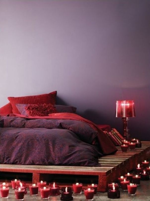 Самодельная кровать, изготовленная из деревянных поддонов