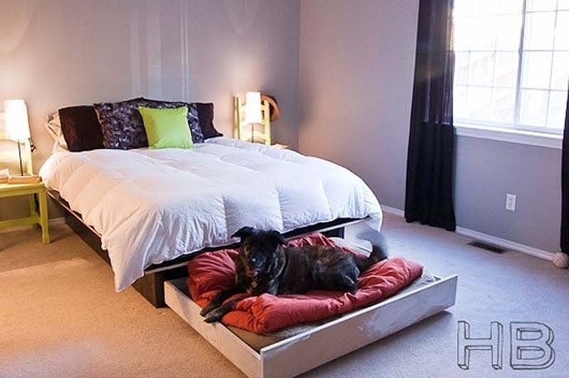 Самодельная кровать, изготовленная из деревянных поддонов