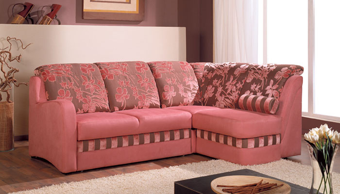 Угловой диван с красивой тканью