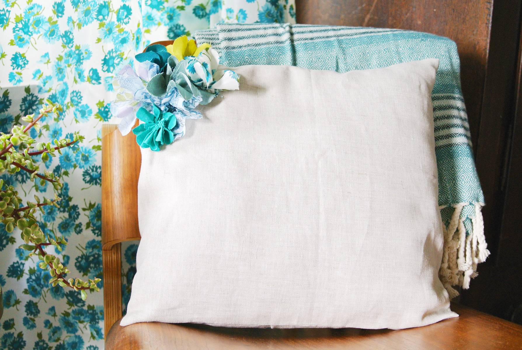 Белоснежная подушка с тканевыми цветами