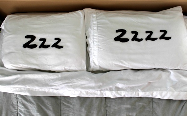 Белые подушки с надписями