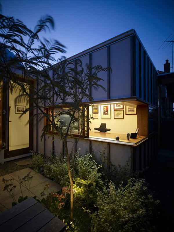 Дом в стиле котеджа с угловым окном