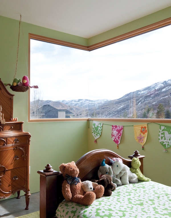 Угловое окно в детской с видом на горы