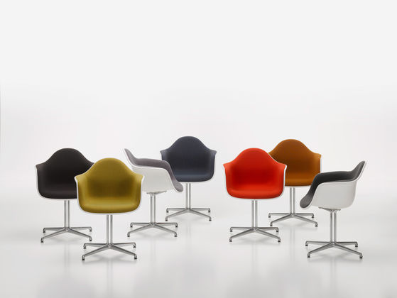 Красивое кресло Eames Plastic от Vitra