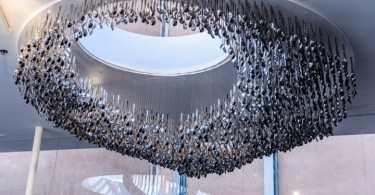 Люстры из лопат и другие причудливые экспонаты в павильоне бренда Fiskars в Хельсинки