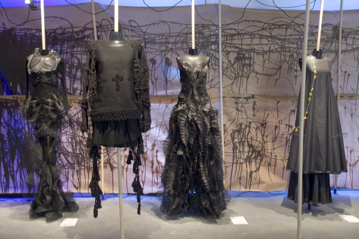 Черная одежда в павильоне на выставке