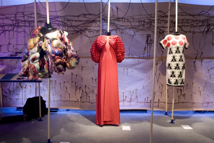 Экспозиция из платьев в павильоне на выставке