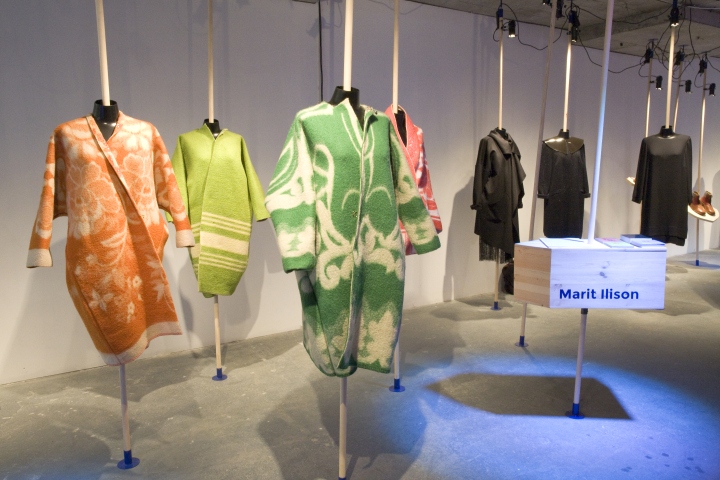 Разноцветная одежда в павильоне на выставке