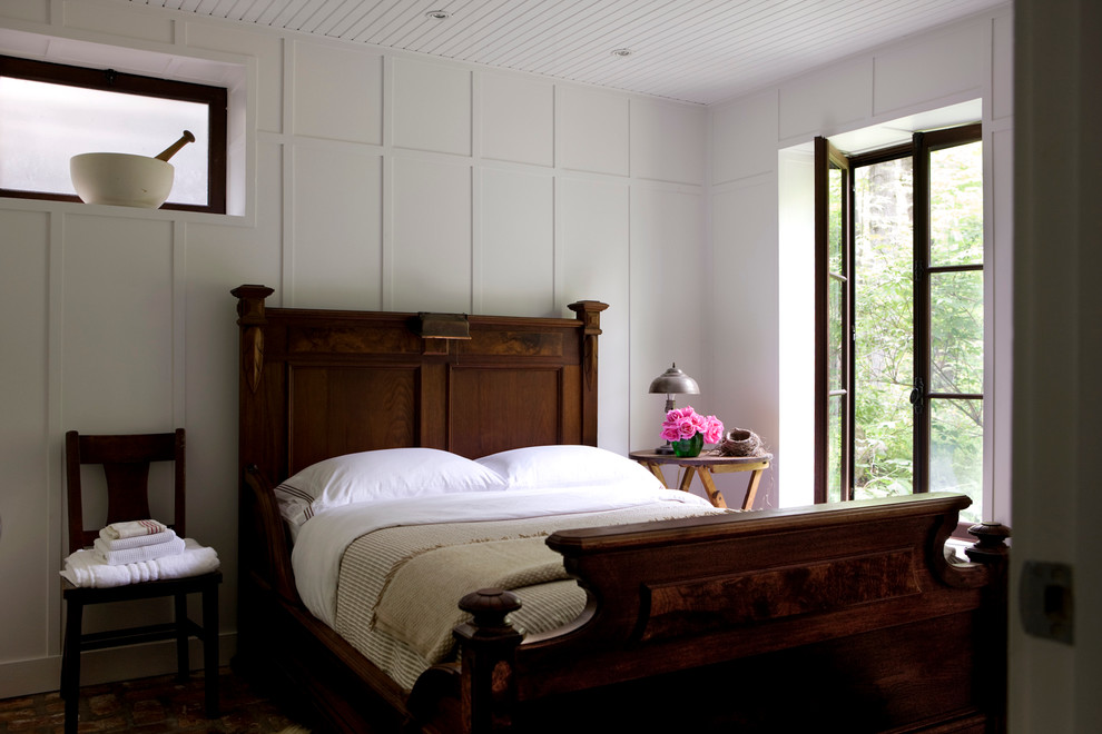Массивная деревянная кровать в интерьере спальни