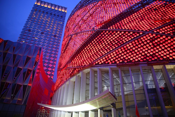 Красивое световое оформление фасадной части театра Han Show