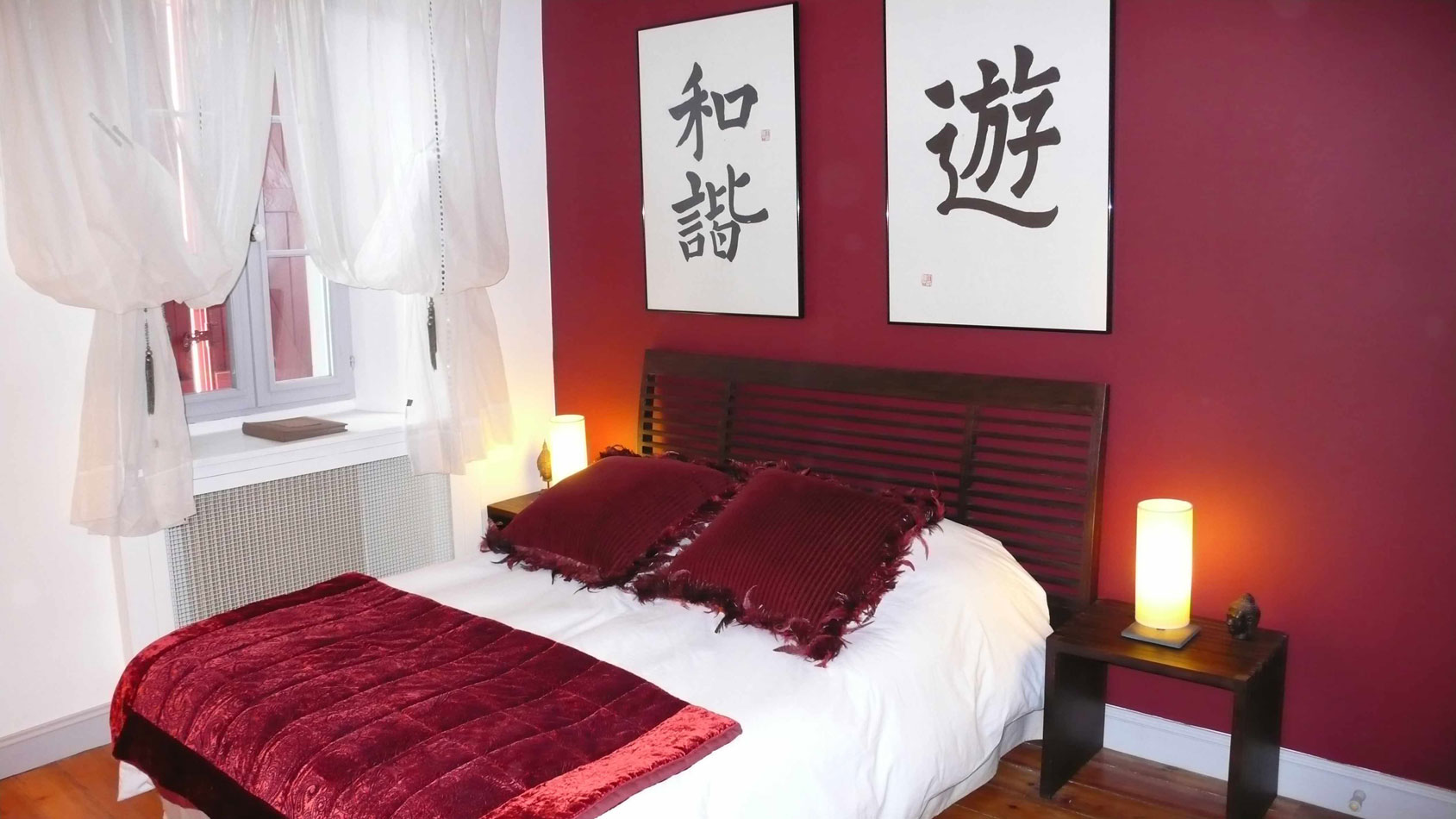 Красная стена, плед и подушки в интерьере