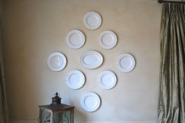Тарелки белого цвета на стене