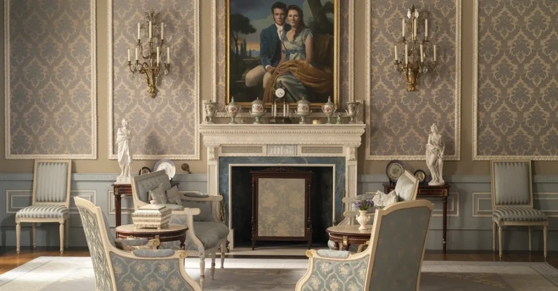 Классическая гостиная с камином и портретом Bridgerton decor