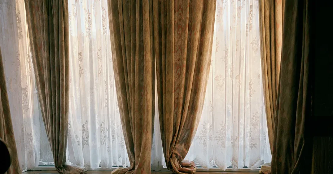 Классические плотные шторы с тюлем на окне Bridgerton decor