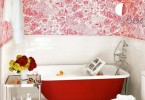 Красно белые стены в интерьере ванной комнаты