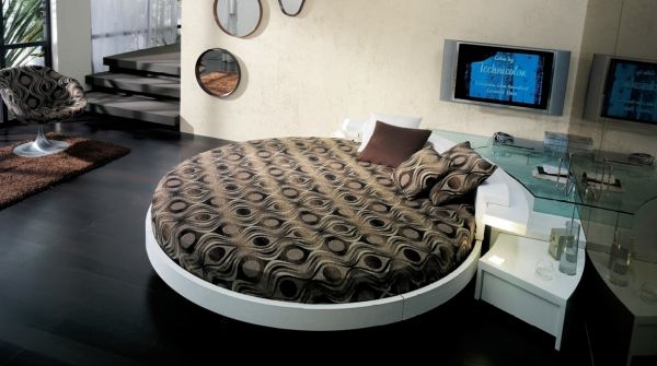 Современная кругла кровать в интерьере помещения