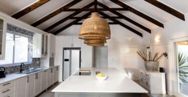 Кухня с потолочными балками и подвесными светильниками