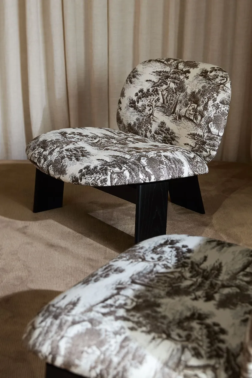 Лаунж-кресло с тканью toile de Jouy — крупный план