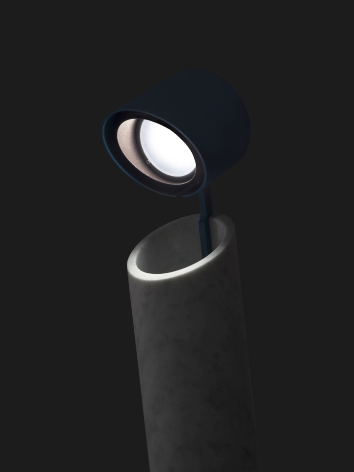 Великолепный настольный светильник Italic от Flip Sellin & Philipp Brosche