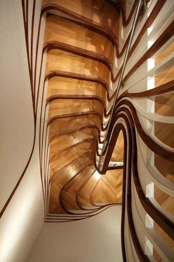 Деревянные ступеньки лестницы